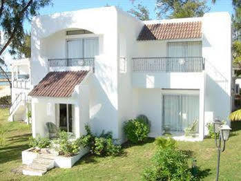 Oasis Beach Club Pointe-aux-Piments Bagian luar foto